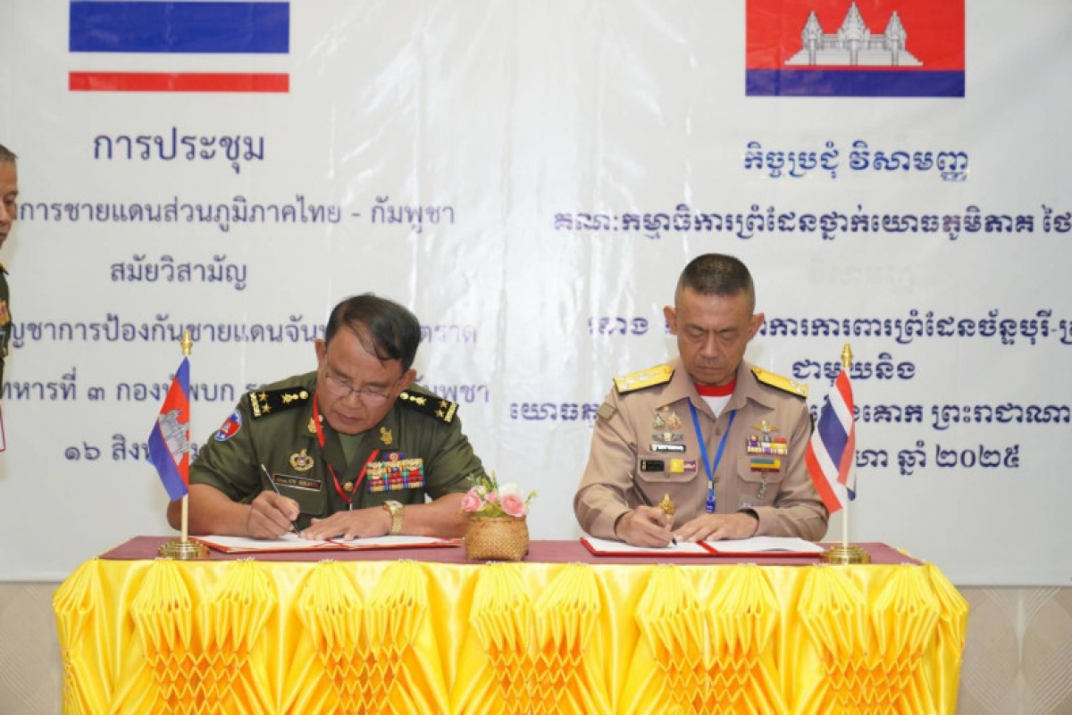 Phó Đô đốc Apichat Sapprasert, Tư lệnh Bộ Chỉ huy biên giới Chanthaburi và Trat của Thái Lan và Tướng Ouy Heang, Tư lệnh quân khu 3 của Campuchia ký kết Bản ghi nhớ hợp tác - Nguồn: Hải quân Hoàng gia Thái Lan