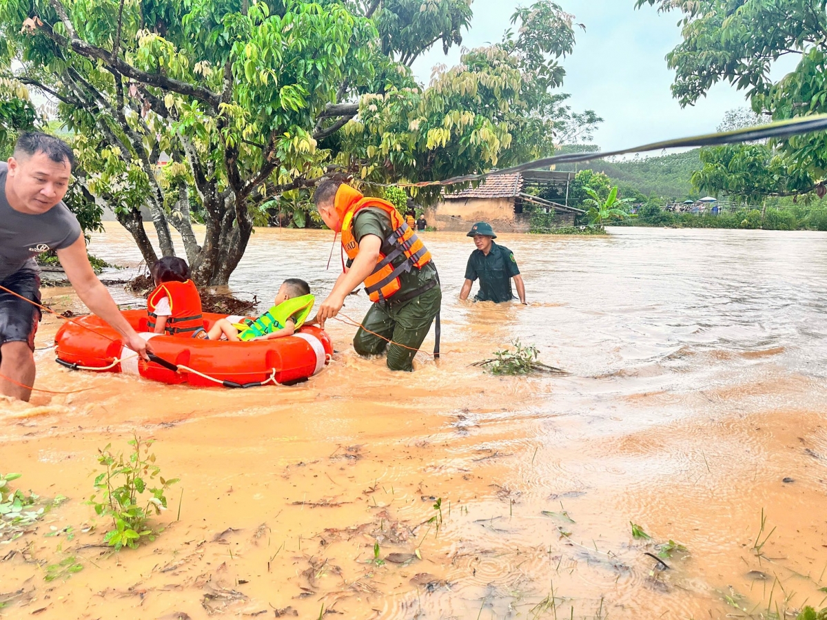 Lãnh đạo xã Tuấn Sơn cùng các lực lượng như quân đội, công an, dân quân, đoàn thanh niên… đã huy động tối đa nhân lực, phương tiện tới khu vực bị cô lập để hỗ trợ đưa người dân và tài sản đến nơi an toàn