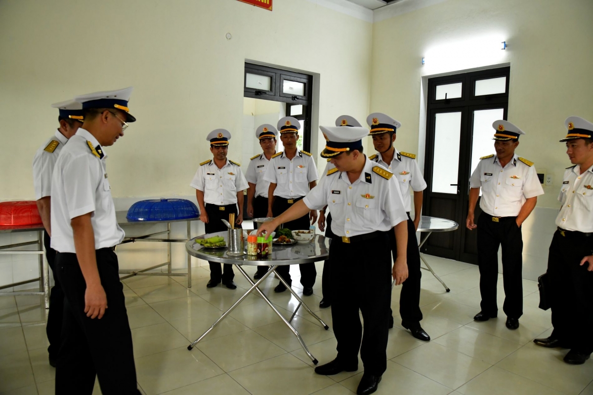Đại tá Phạm Anh Tuấn, Tư lệnh Vùng 3 Hải quân và đoàn công tác kiểm tra công tác bảo đảm đời sống cho bộ đội của Trạm ra đa 3511, Trung đoàn 351