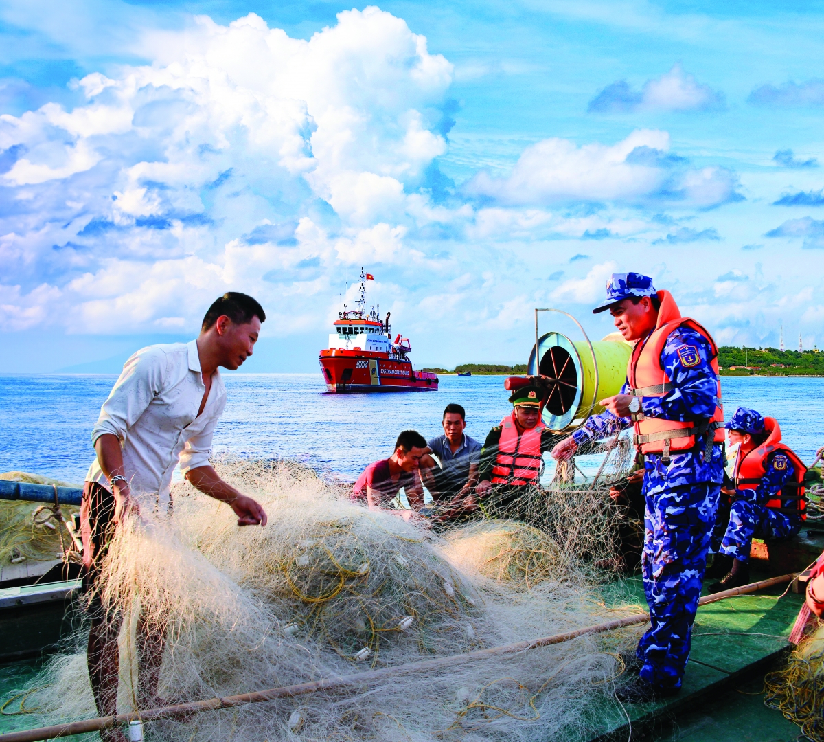 Điểm tựa cho ngư dân yên tâm vươn khơi bám biển.