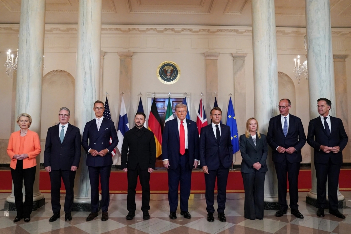 Tổng thống Mỹ Donald Trump, Tổng thống Ukraine Volodymyr Zelensky và các nhà lãnh đạo châu Âu chụp ảnh chung tại Nhà Trắng hôm 18/8 (Ảnh: Reuters).