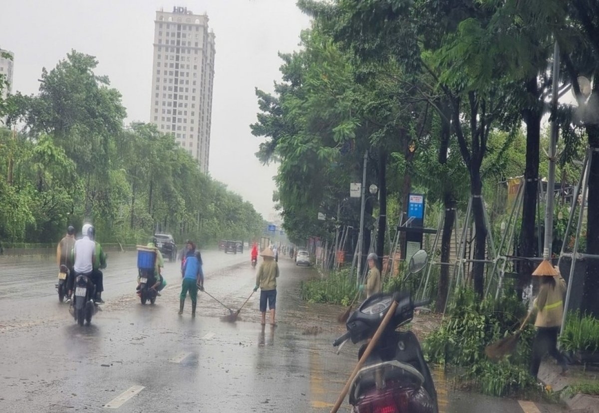 Không kể mưa gió, các công nhân vẫn cần mẫn với công việc