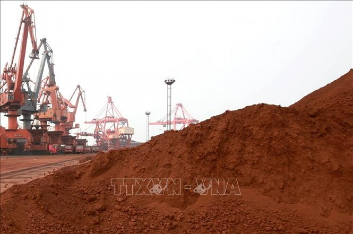 Đất hiếm chuẩn bị được bốc xếp tại Liên Vân Cảng, tỉnh Giang Tô, Trung Quốc.