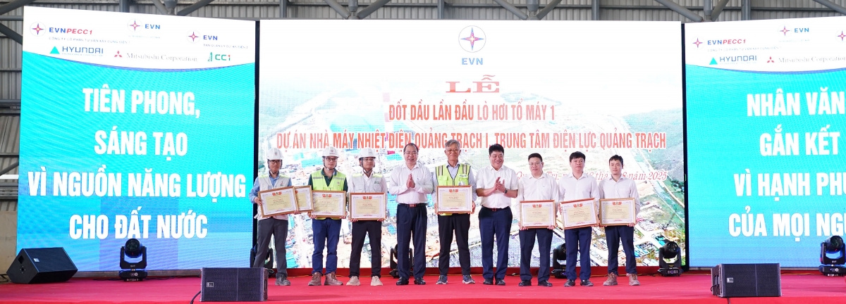 Tổng giám đốc EVN Nguyễn Anh Tuấn (thứ 4 từ phải sang) và Chủ tịch Công đoàn Điện lực Việt Nam Đỗ Đức Hùng (thứ 4 từ trái sang) trao bằng khen cho các tập thể và cá nhân đã có thành tích xuất sắc hoàn thành vượt tiến độ đốt dầu lần đầu lò hơi Tổ máy 1 dự án Nhà máy Nhiệt điện Quảng Trạch 1