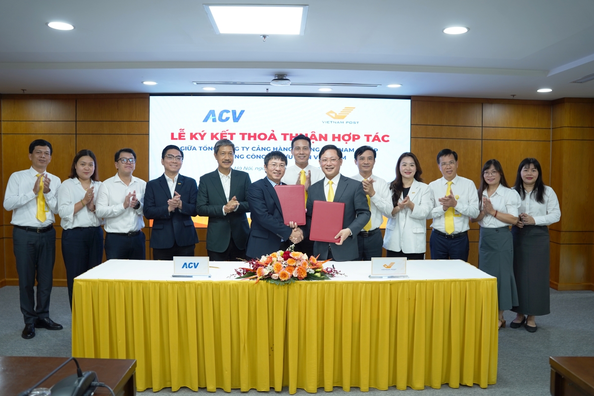 Lãnh đạo Tổng công ty Bưu điện Việt Nam cùng Tổng công ty Cảng Hàng không Việt Nam ký kết thảo thuận hợp tác.