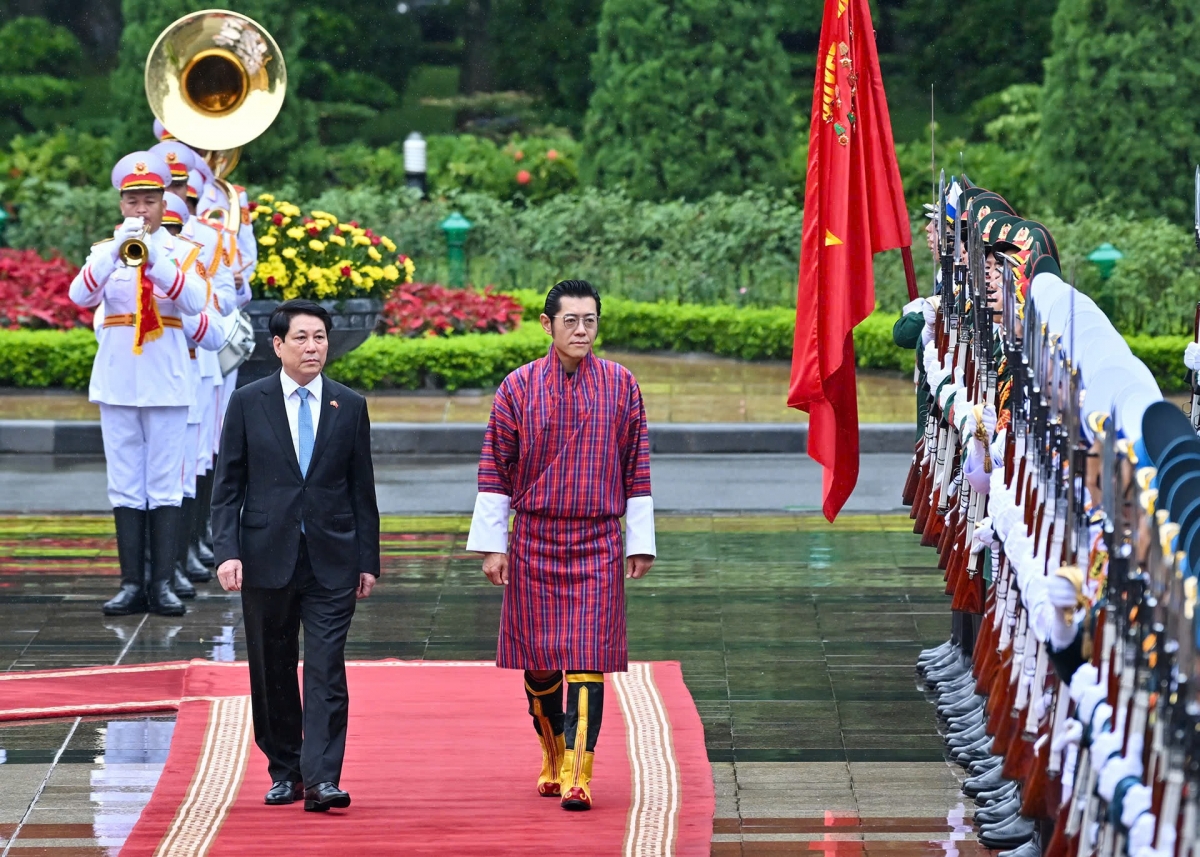 Chủ tịch nước Lương Cường và Quốc vương Bhutan Jigme Khesar Namgyel Wangchuck duyệt đội danh dự