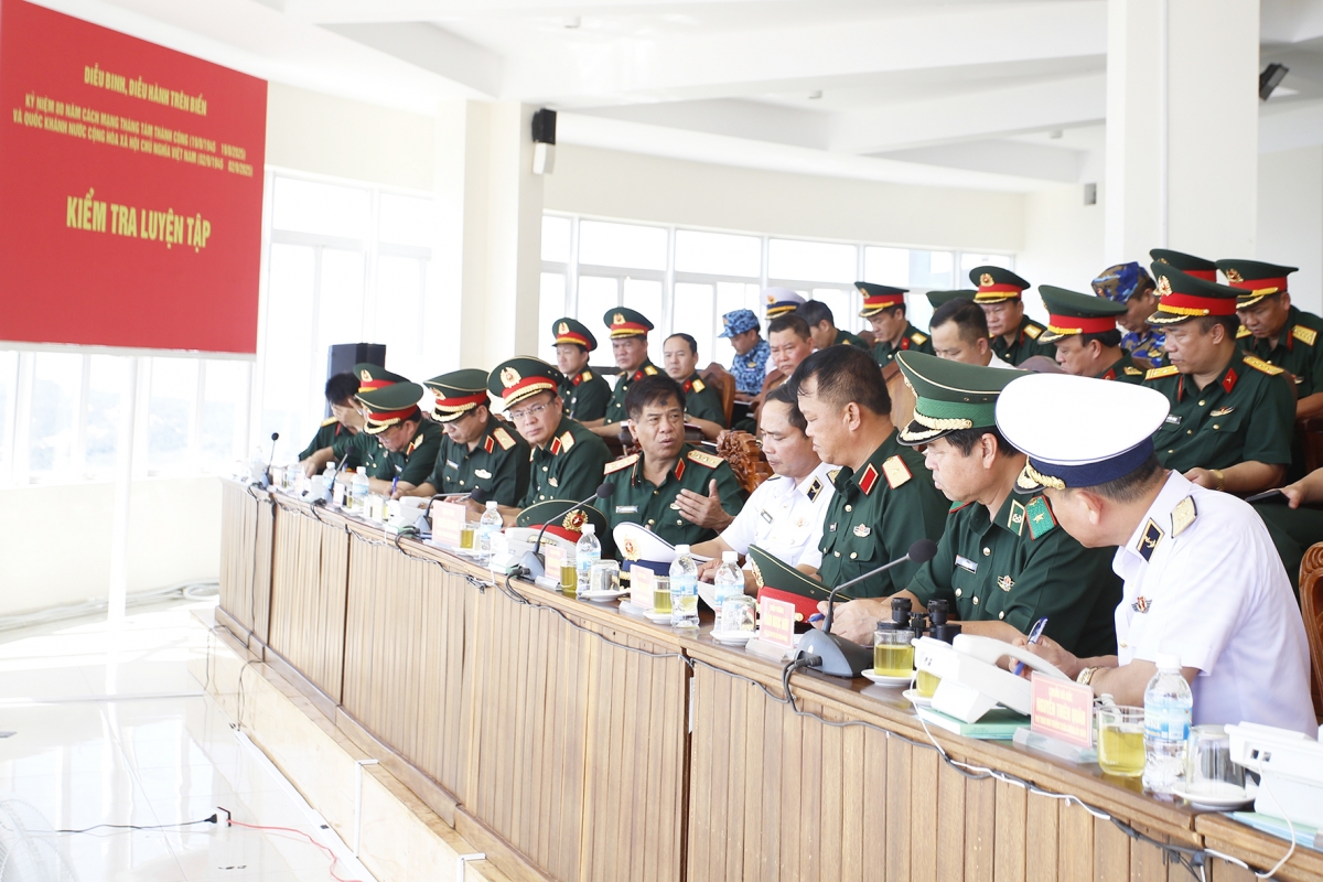 Thượng tướng Nguyễn Văn Nghĩa chỉ đạo các lực lượng tham gia luyện tập diễu binh trên biển