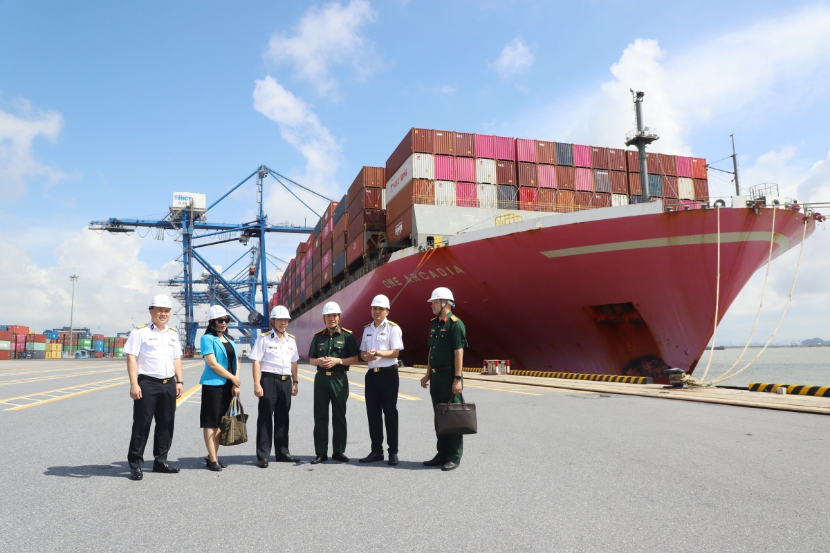 Các đại biểu tham quan Cảng container quốc tế Tân Cảng - Hải Phòng