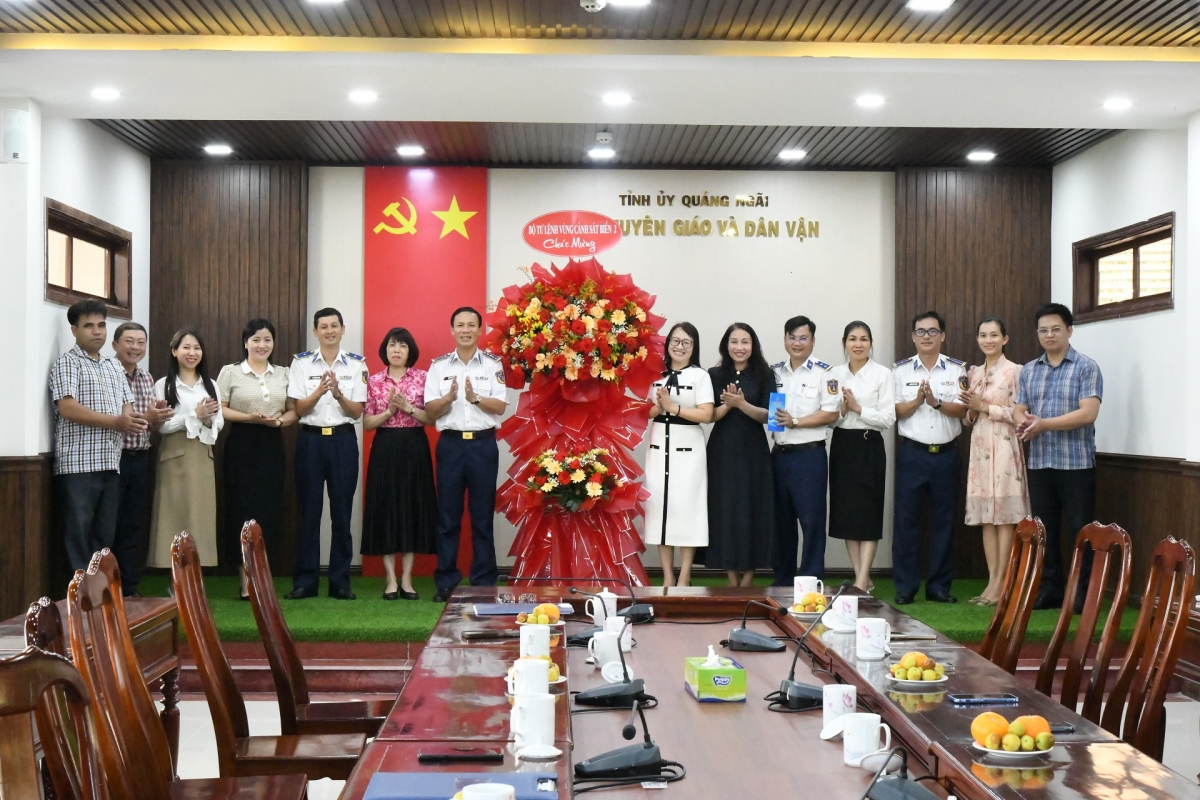 Đại tá Trần Hồng Quế, Phó Chính ủy Vùng Cảnh sát biển 2 thăm, chúc mừng Ban Tuyên giáo và Dân vận Tỉnh ủy Quảng Ngãi