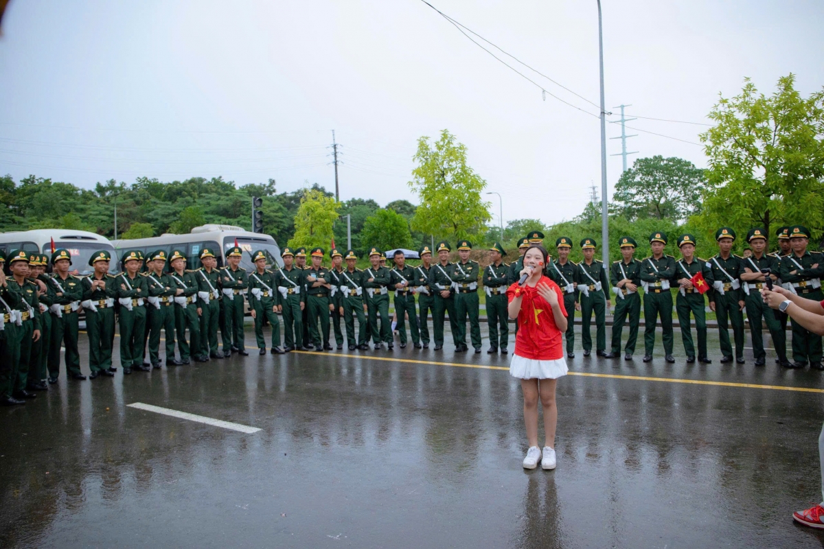 Ca khúc "Đi giữa trời rực rỡ" vang lên dưới mưa trên thao trường Hòa Lạc