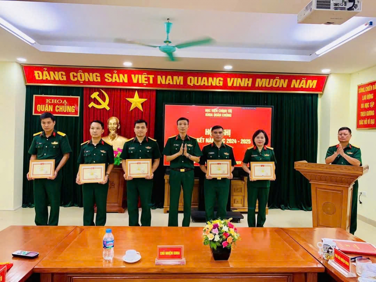 Đại tá, Tiến sĩ Bùi Văn Minh trao thưởng cho các cá nhân đạt thành tích xuất sắc trong năm học 2024 - 2025