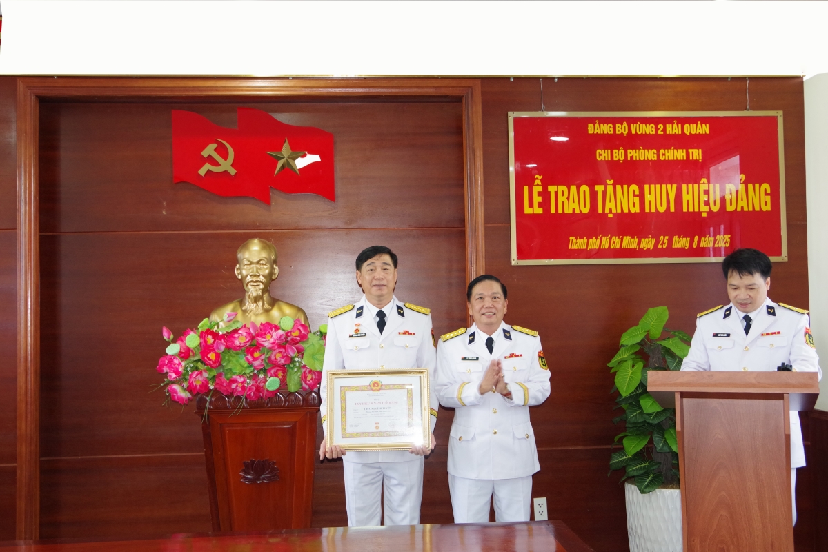 Đồng chí Lê Hồng Quang trao Huy hiệu 30 tuổi Đảng cho Đại tá Trương Đình Tuyền