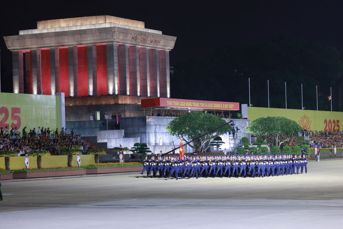 Khối sĩ quan Cảnh sát biển thể hiện ý chí kiên cường và tinh thần sẵn sàng bảo vệ chủ quyền biển, đảo thiêng liêng của Tổ quốc.
