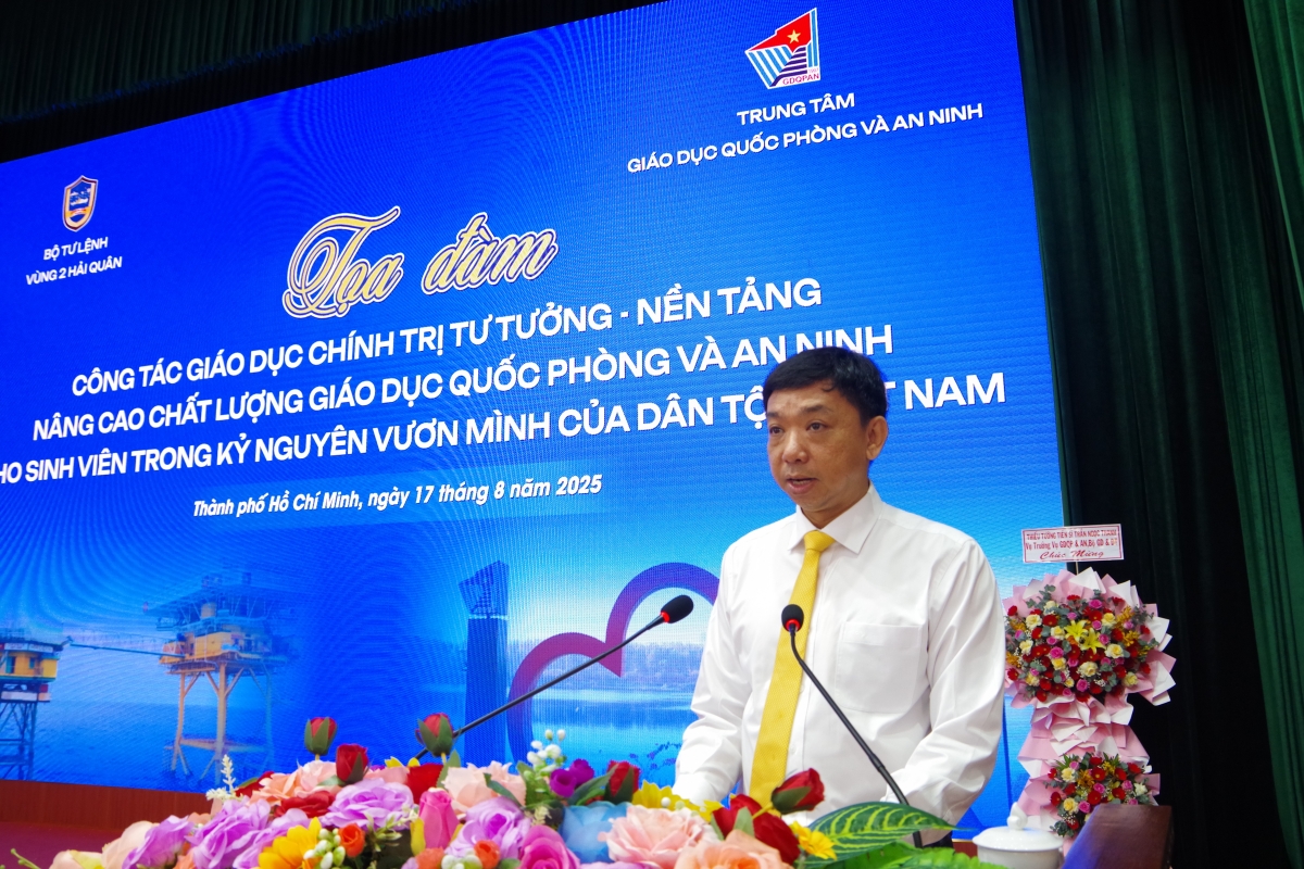 TS. Đỗ Đại Thắng, Bí thư Đảng ủy, Giám đốc Trung tâm GDQPAN báo cáo đề dẫn tọa đàm