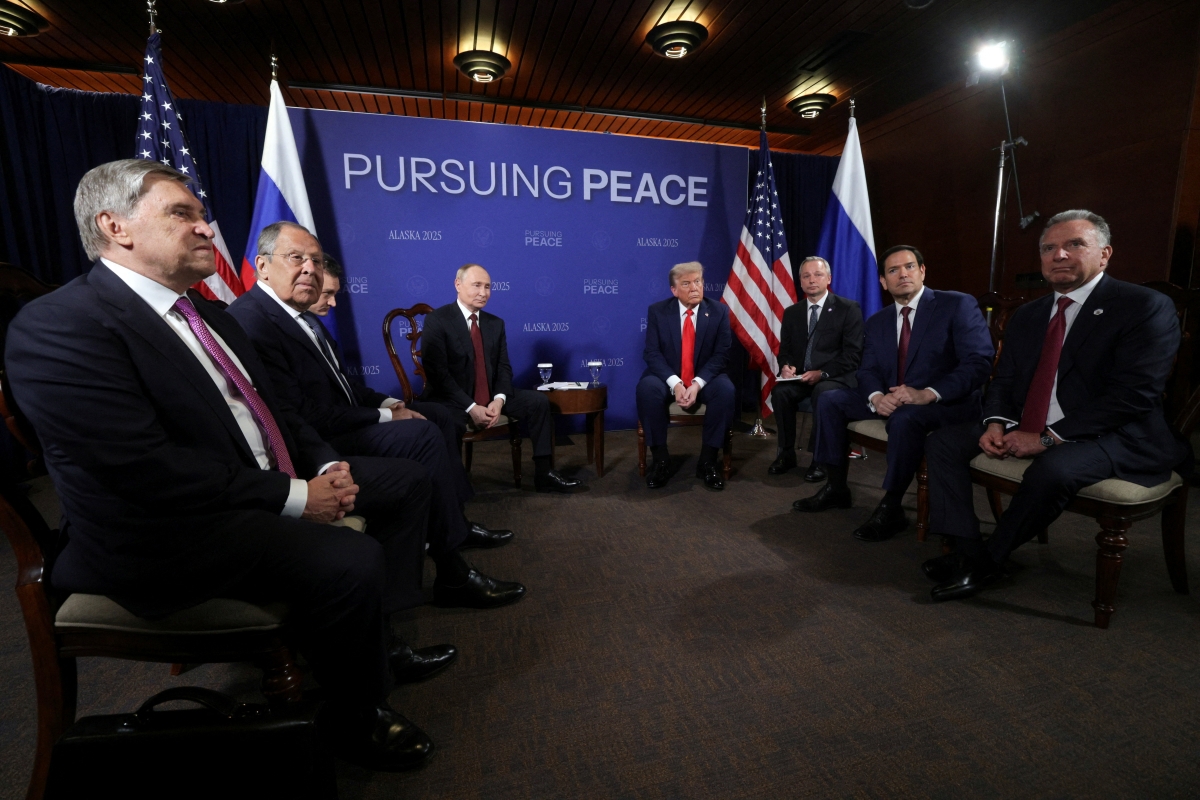 Tổng thống Nga Vladimia Putin, Tổng thống Mỹ Donald Trump và các thành viên tham gia đàm phán của 2 nước (Ảnh: Reuters)