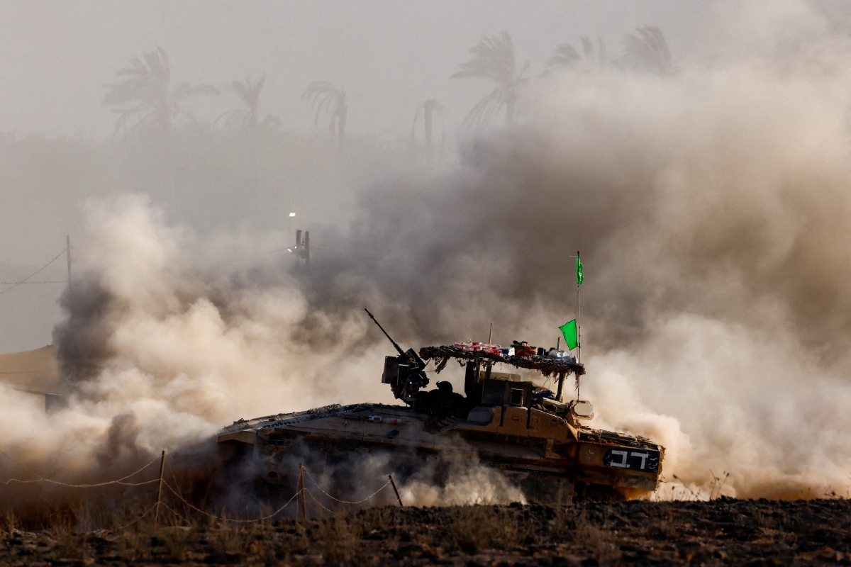 Một xe bọc thép chở lính của Israel di chuyển gần biên giới với Dải Gaza, ở phía lãnh thổ Israel, vào ngày 19 /8 /2025. (ảnh: Reuters)
