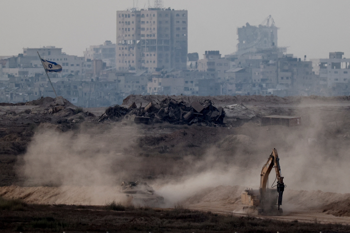 Một chiếc xe tăng của Israel đang di chuyển ở Gaza nhìn từ phía biên giới Israel ngày 20/8/2025. Ảnh REUTERS