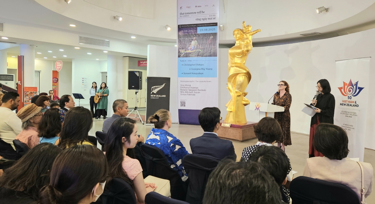 Đại sứ New Zealand tại Việt Nam Caroline Beresford phát biểu khai mạc triển lãm