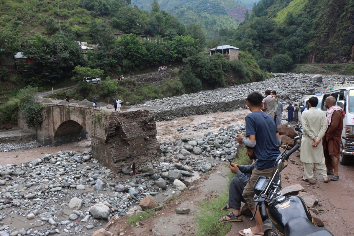 Lũ quét cuốn trôi một cây cầu ở ngoại ô thành phố Muzaffarabad, thủ phủ của khu vực Kashmir do Pakistan quản lý ngày 15/8 (Reuters)