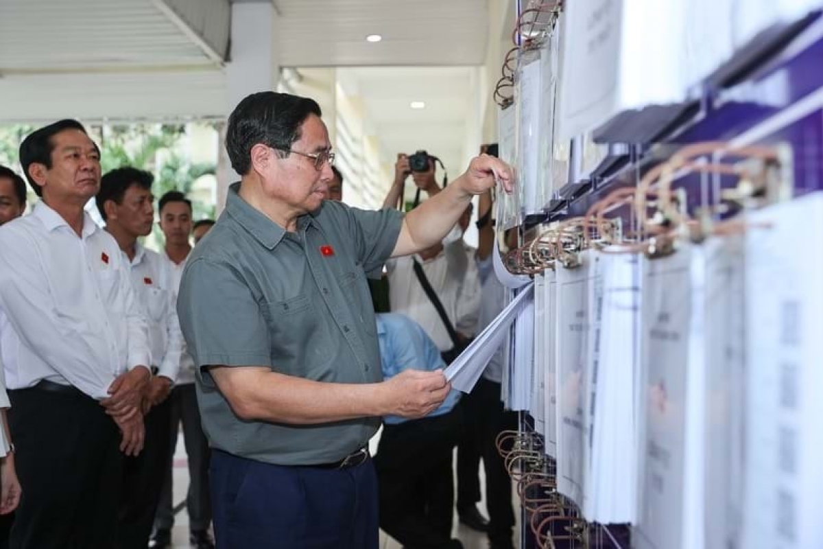 Thủ tướng nêu rõ, điều quan trọng trong triển khai chính quyền địa phương 2 cấp là chuyển trạng thái từ thụ động sang chủ động, tích cực phục vụ người dân và doanh nghiệp, tạo không gian phát triển mới, tạo khí thế mới, động lực mới trong phát triển đất nước.