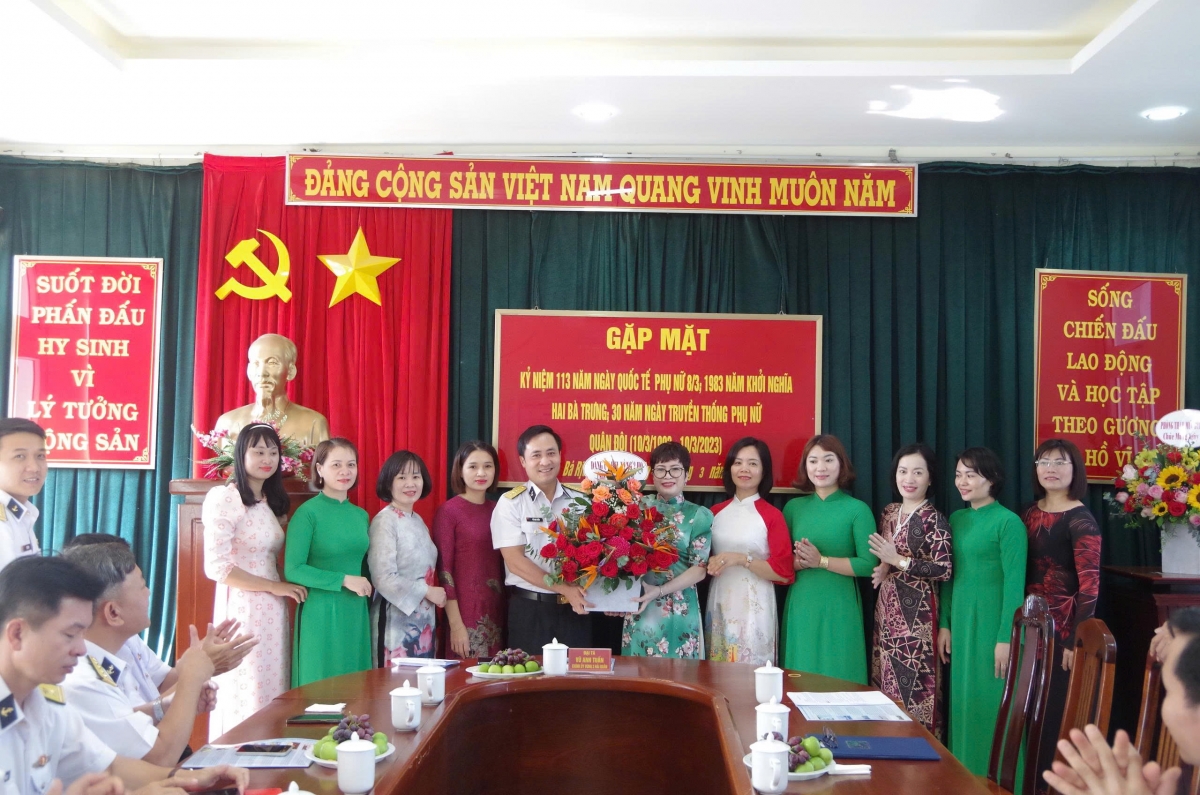 Thủ trưởng QCHQ tặng hoa chị em HPN Vùng nhân kỷ niệm Ngày Phụ nữ Việt Nam