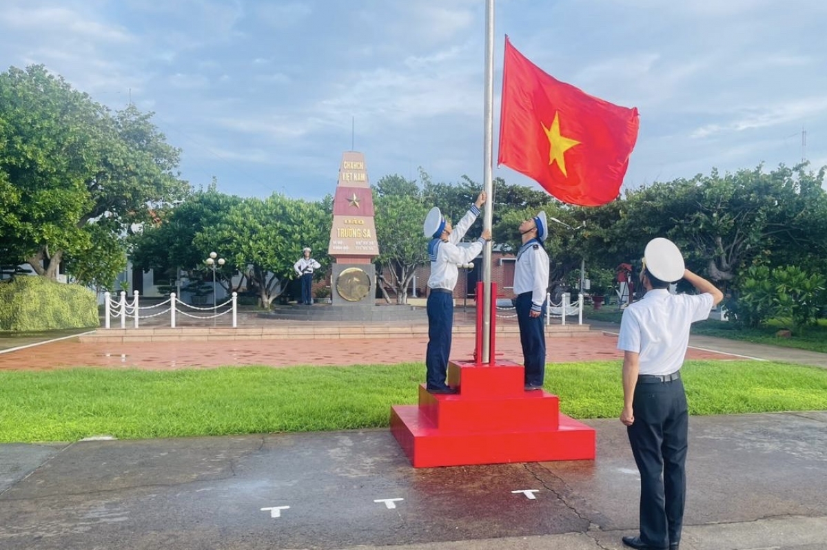 Treo cờ Tổ quốc trên đảo Trường Sa