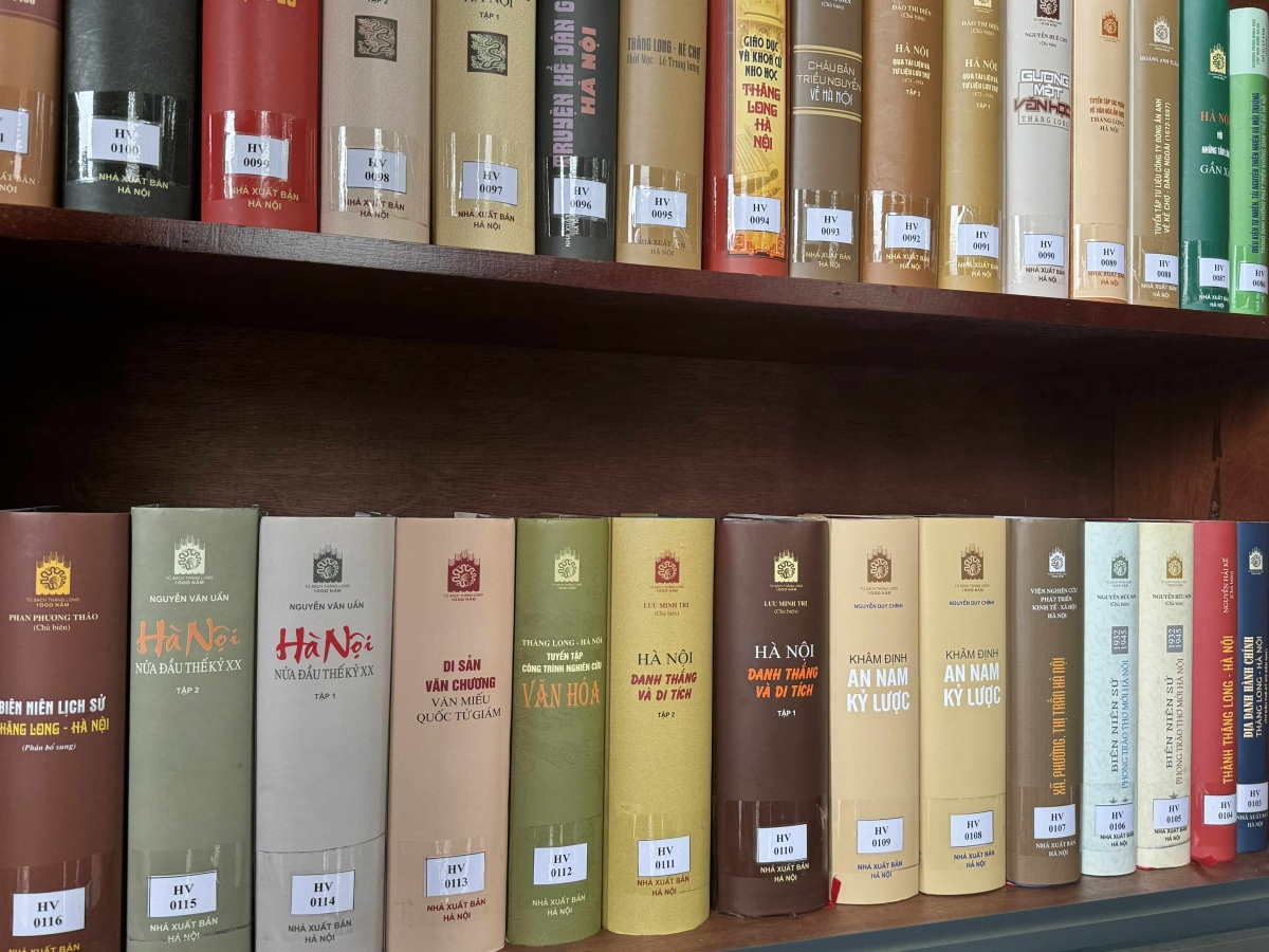 Nhiều đầu sách chủ đề phong phú được đặt tại các tủ sách để độc giả lựa chọn
