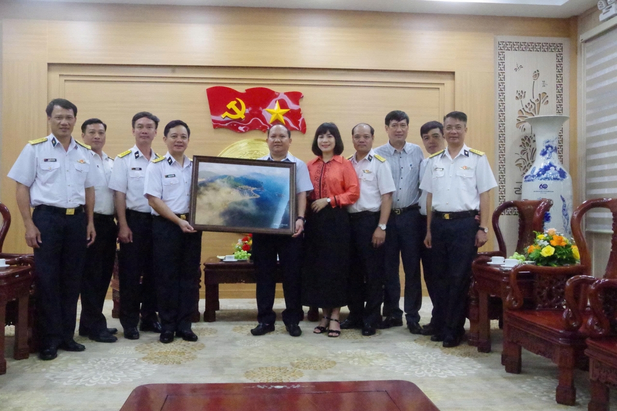 Đồng chí Rah Lan Chung, Phó Bí thư Thường trực Tỉnh ủy, Chủ tịch HĐND tỉnh tặng quà lưu niệm Đoàn công tác Bộ Tư lệnh Vùng 3 Hải quân.