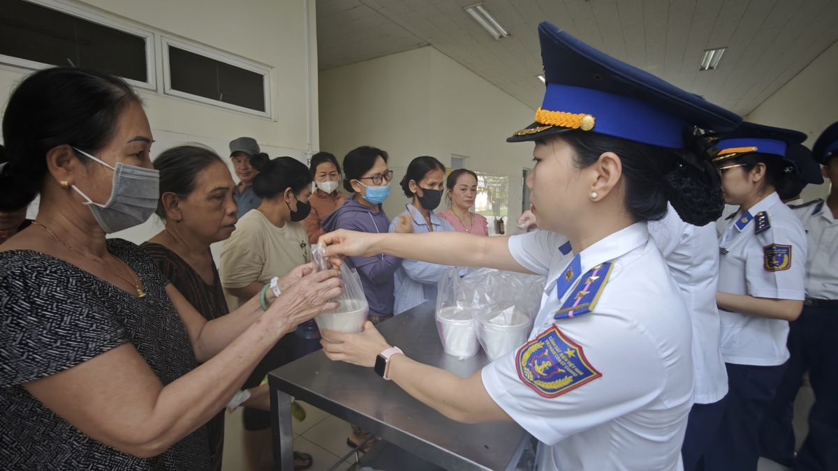 Phụ nữ Vùng Cảnh sát biển 2 trao suất cháo tặng bệnh nhân và người nhà bệnh nhân
tại Bệnh viện đa khoa Trung ương Quảng Nam