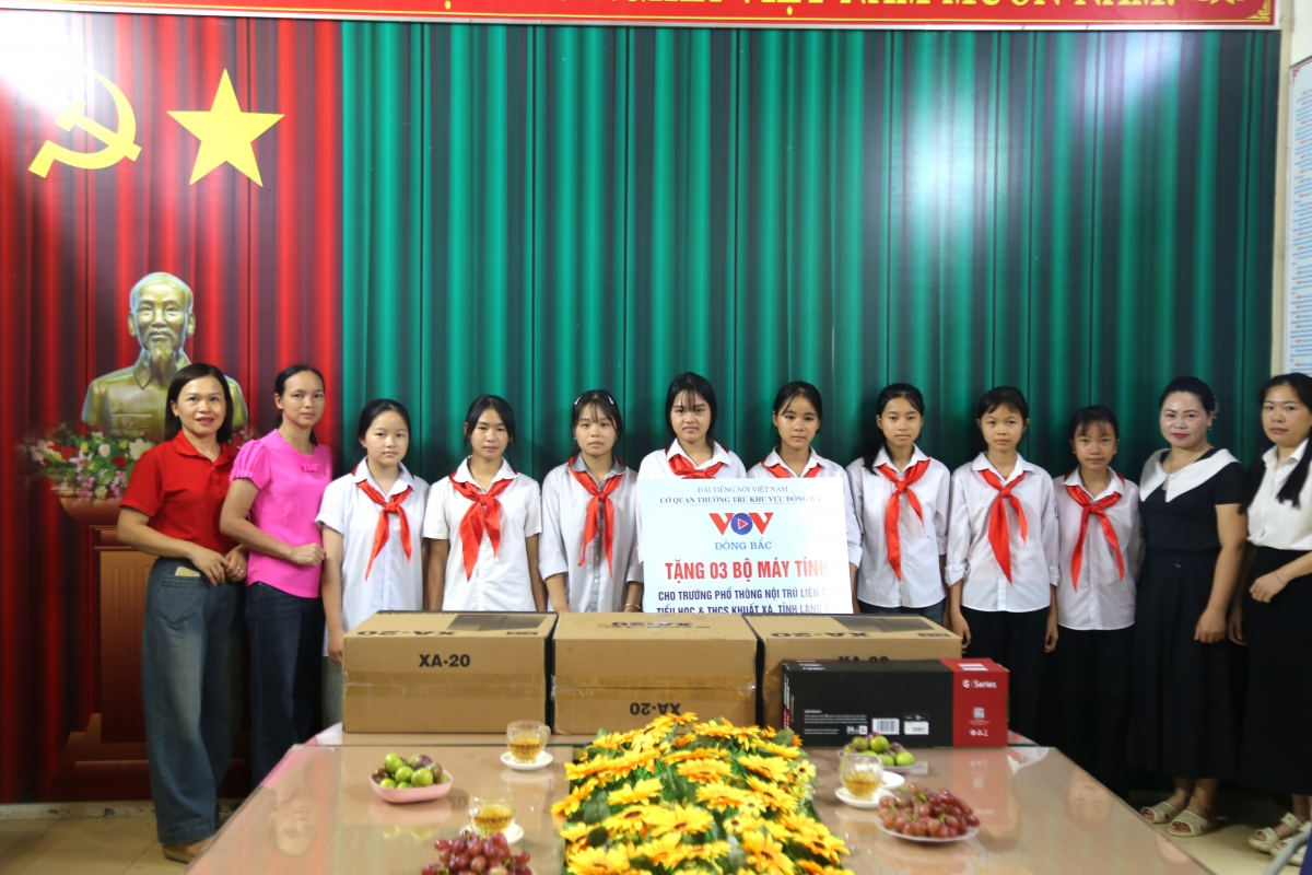Món quà nhỏ nhưng là tấm lòng, sự quan tâm chia sẻ của cán bộ, phóng viên và người lao động VOV Đông Bắc với giáo viên và học sinh điểm trường còn nhiều khó khăn tại xã biên giới Khuất Xá, tỉnh Lạng Sơn.