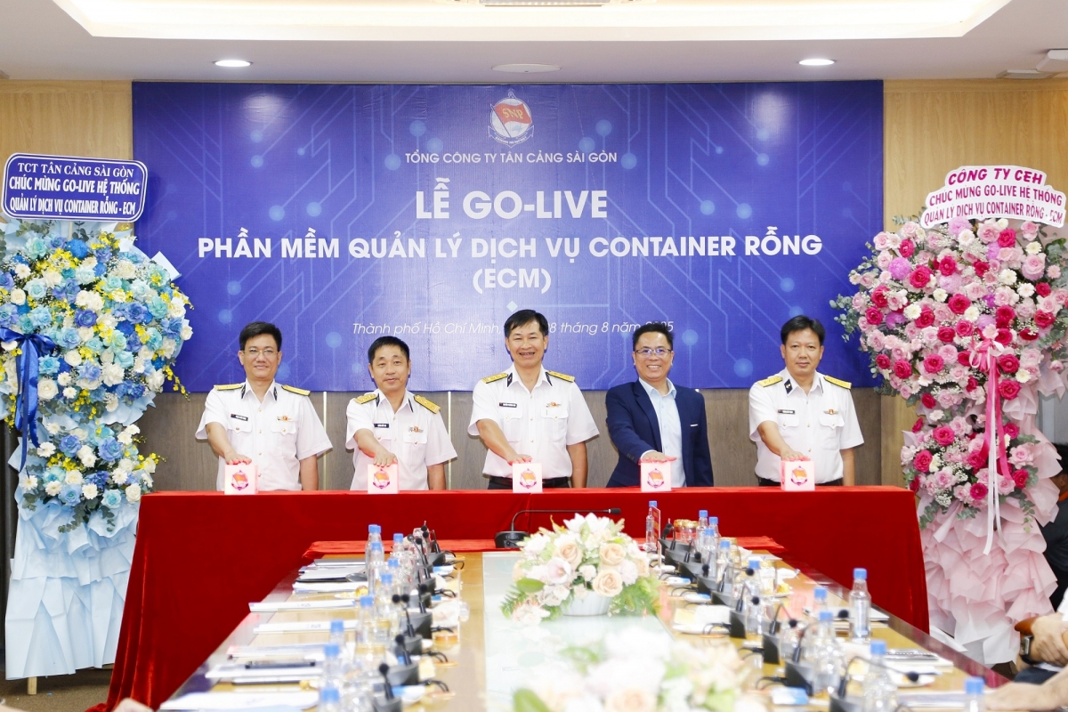 Các đại biểu thực hiện nghi thức golive phần mềm quản lý dịch vụ container rỗng