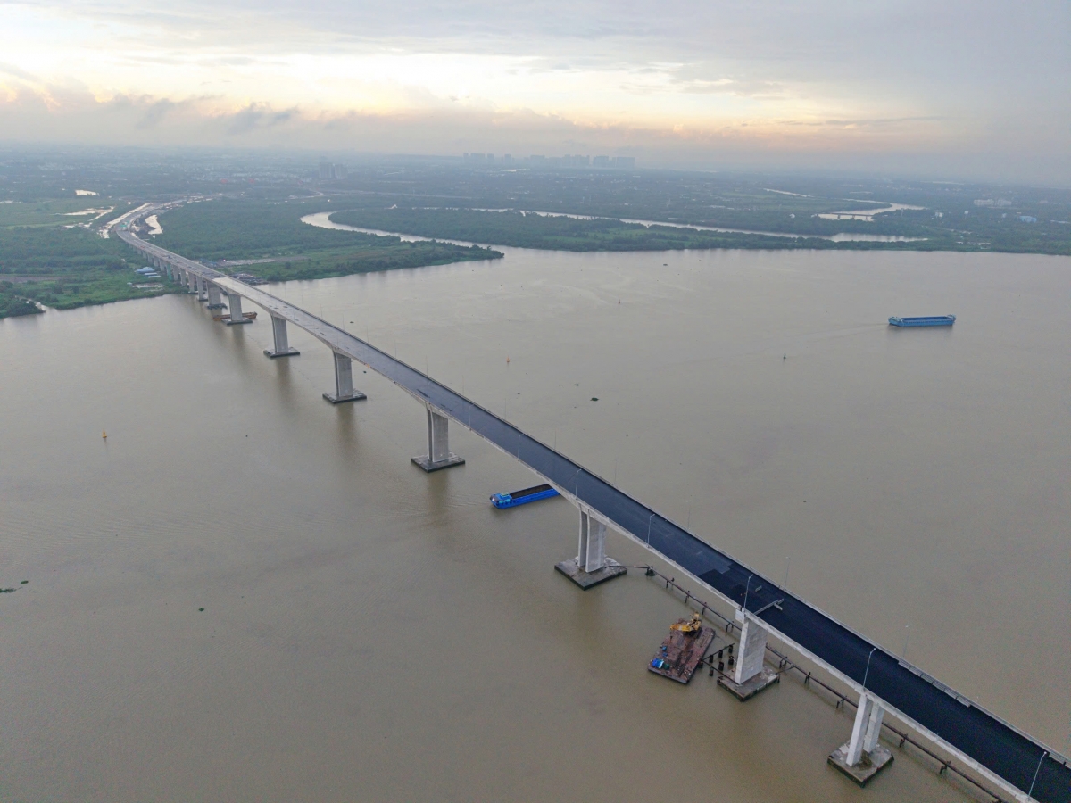 Trải dài 2,6km trên sông Đồng Nai, mặt cầu rộng đến 26m, được thiết kế với 4 làn xe (2 làn cơ giới 80km/h, 2 làn hỗn hợp 60km/h) và có dải phân cách cứng, đảm bảo cho các phương tiện lưu thông an toàn, thông suốt.
