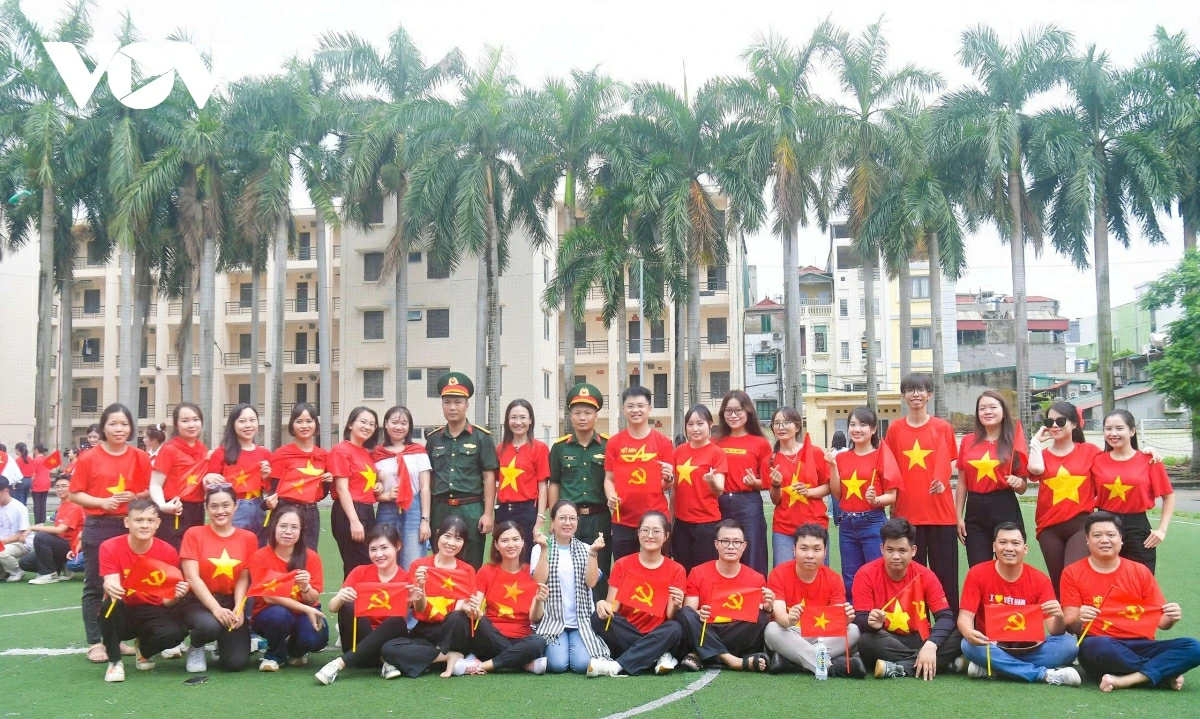 Các đoàn viên, thanh niên Đài Tiếng nói Việt Nam tham gia khối Báo chí diễu hành