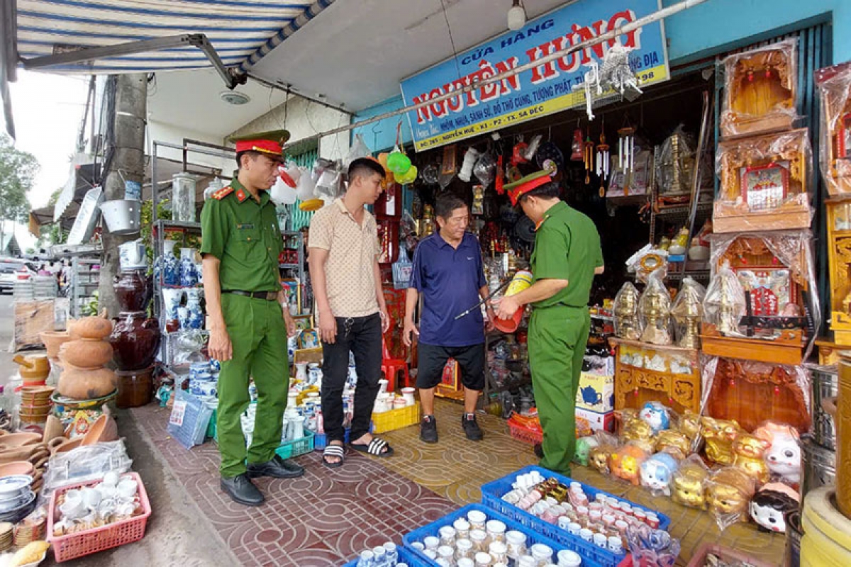 Công an kiểm tra, hướng dẫn các hộ kinh doanh nâng cao ý thức phòng ngừa, đảm bảo an toàn về PCCC.