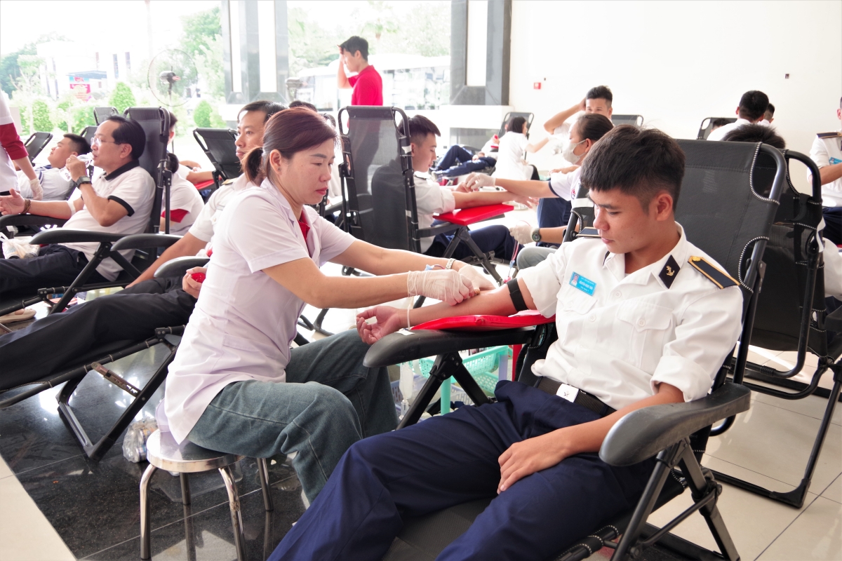 Các tình nguyện viên tham gia hiến máu.
