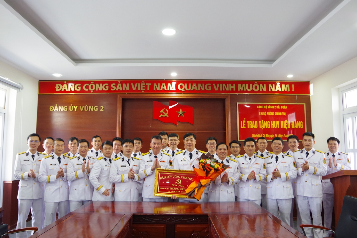 Tập thể Chi bộ Phòng Chính trị Vùng chúc mừng Đại tá Trương Đình Tuyền