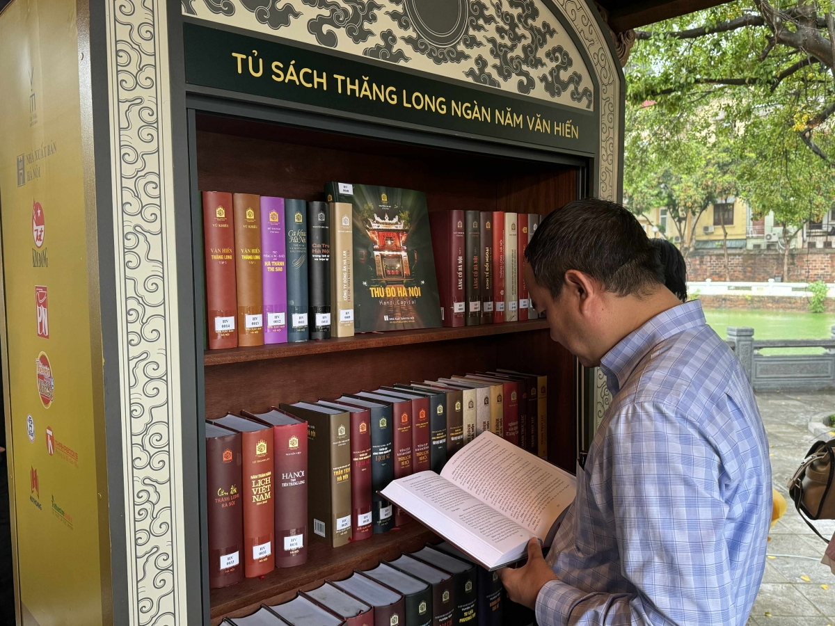 Độc giả thích thú với những đầu sách tại "Không gian văn hoá đọc - Văn Miếu Quốc Tử Giám"