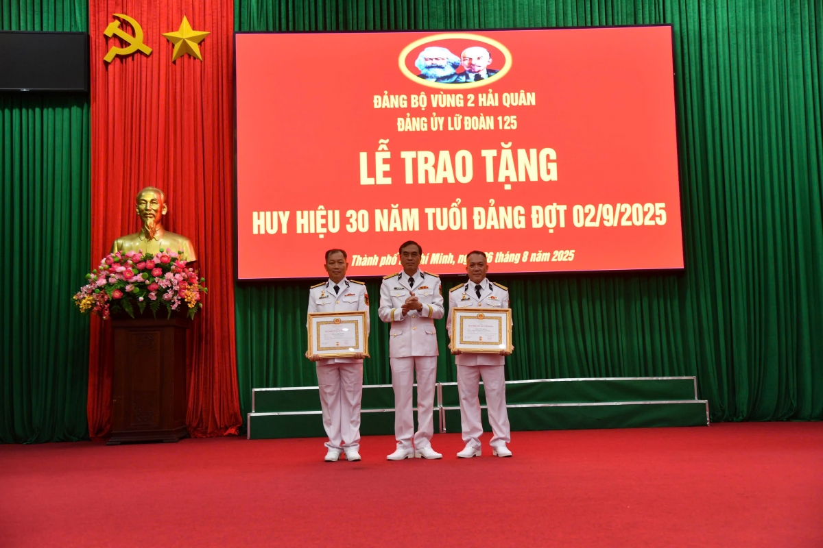 Đại tá Phạm Minh Chiến - Bí thư Đảng ủy, Chính ủy Lữ đoàn 125 trao tặng Huy hiệu 30 năm tuổi Đảng cho các đảng viên.