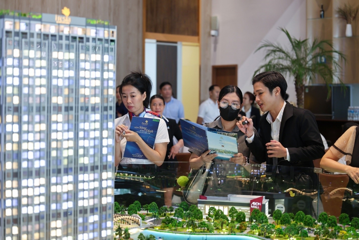 Khách mời tham quan sa bàn dự án Fresia Riverside – Tòa tháp River 3