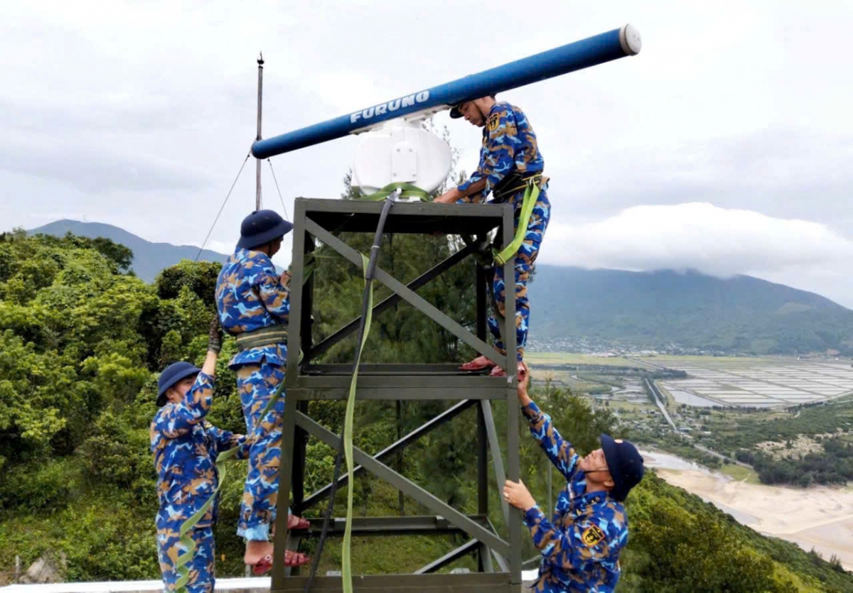 Cán bộ, chiến sĩ Trạm ra đa 535 (Đèo Ngang, tỉnh Quảng Trị) gia cố các trang bị 