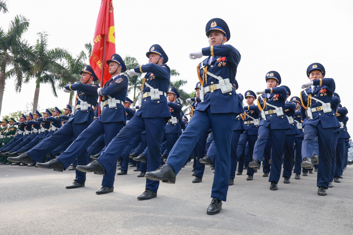 Tiếng hô vang cùng nhịp bước đều tăm tắp, tạo nên khí thế hào hùng trên thao trường rực nắng, sẵn sàng cho ngày hội lớn của dân tộc.