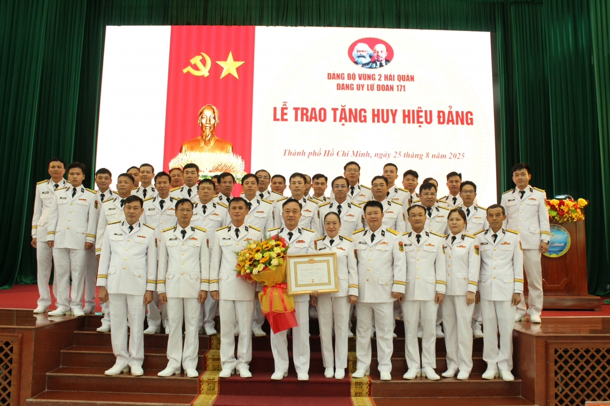 Thủ trưởng Lữ đoàn và các đồng chí đảng viên chụp ảnh lưu niệm với đảng viên nhận huy hiệu 30 năm tuổi đảng.