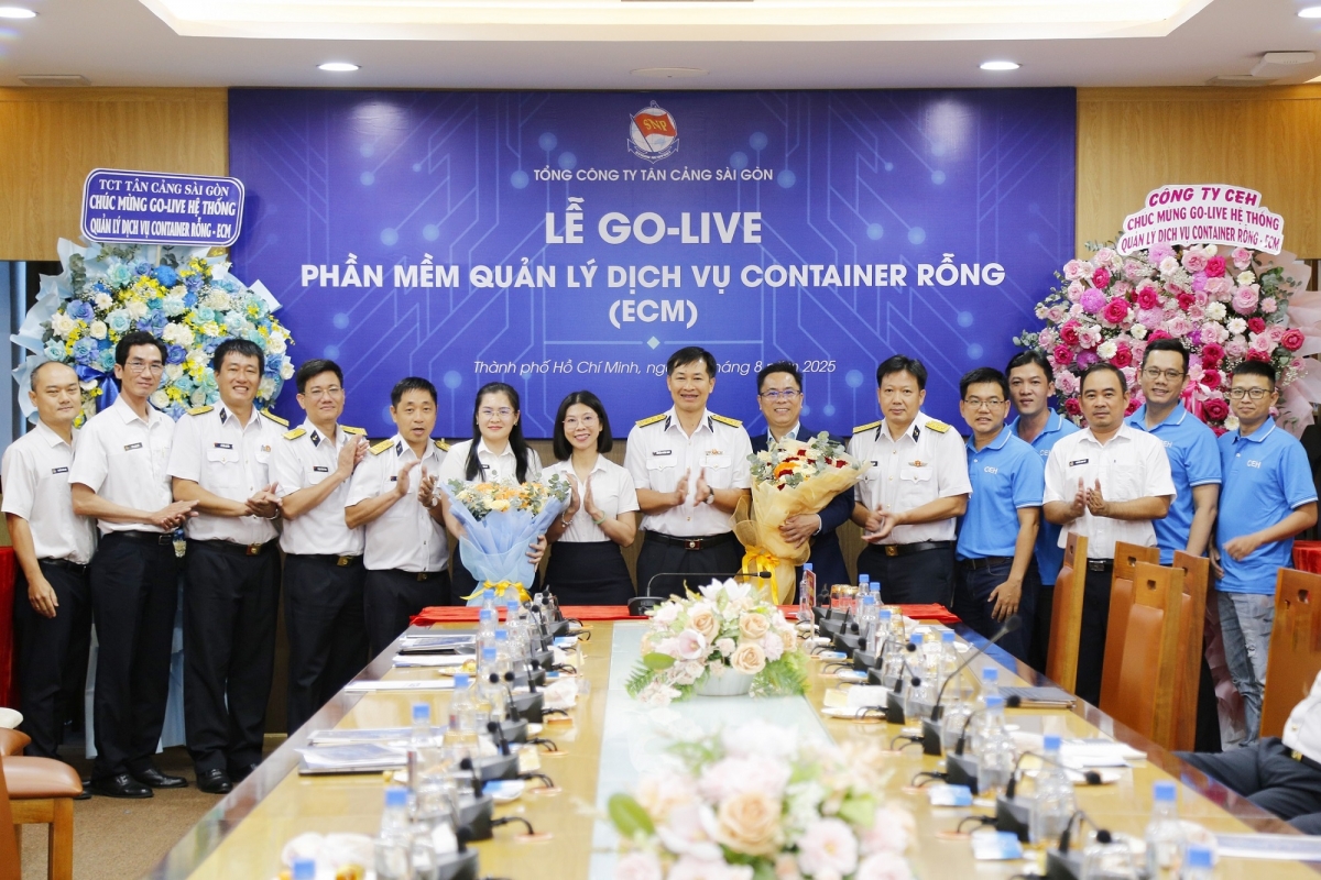 Thủ trưởng Binh đoàn 20 chúc mừng tổ dự án và đối tác