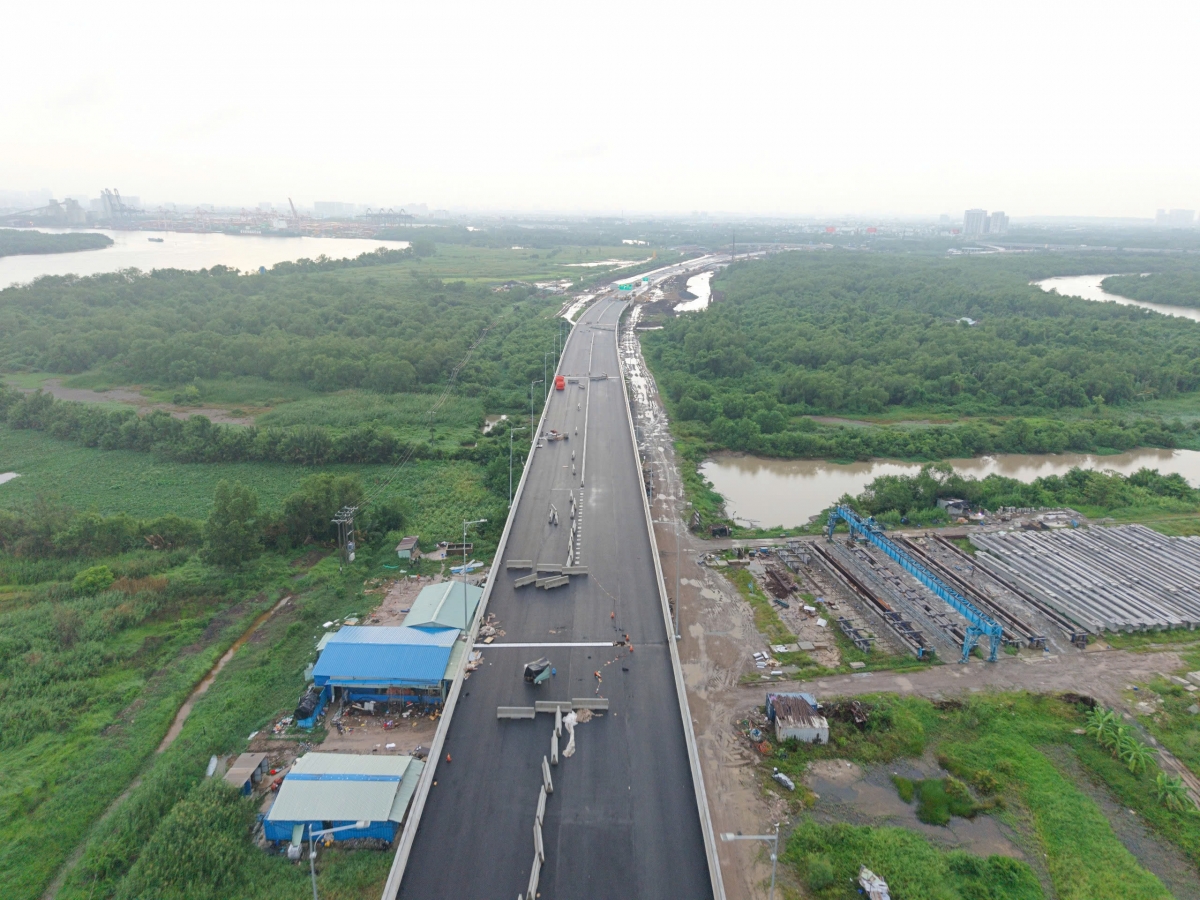 Những mét đường cuối cùng đang được hoàn thiện. Với tiến độ thi công thần tốc, cây cầu đang đếm ngược đến ngày khai thác, hiện thực hóa mong mỏi kết nối đôi bờ của hàng triệu người dân.