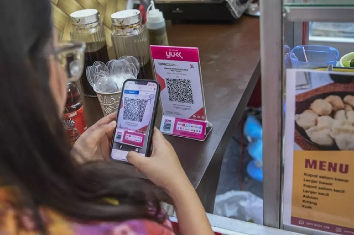 Khách hàng sử dụng điện thoại di động quét mã QR thanh toán tại một nhà hàng ở Jakarta (Antara)