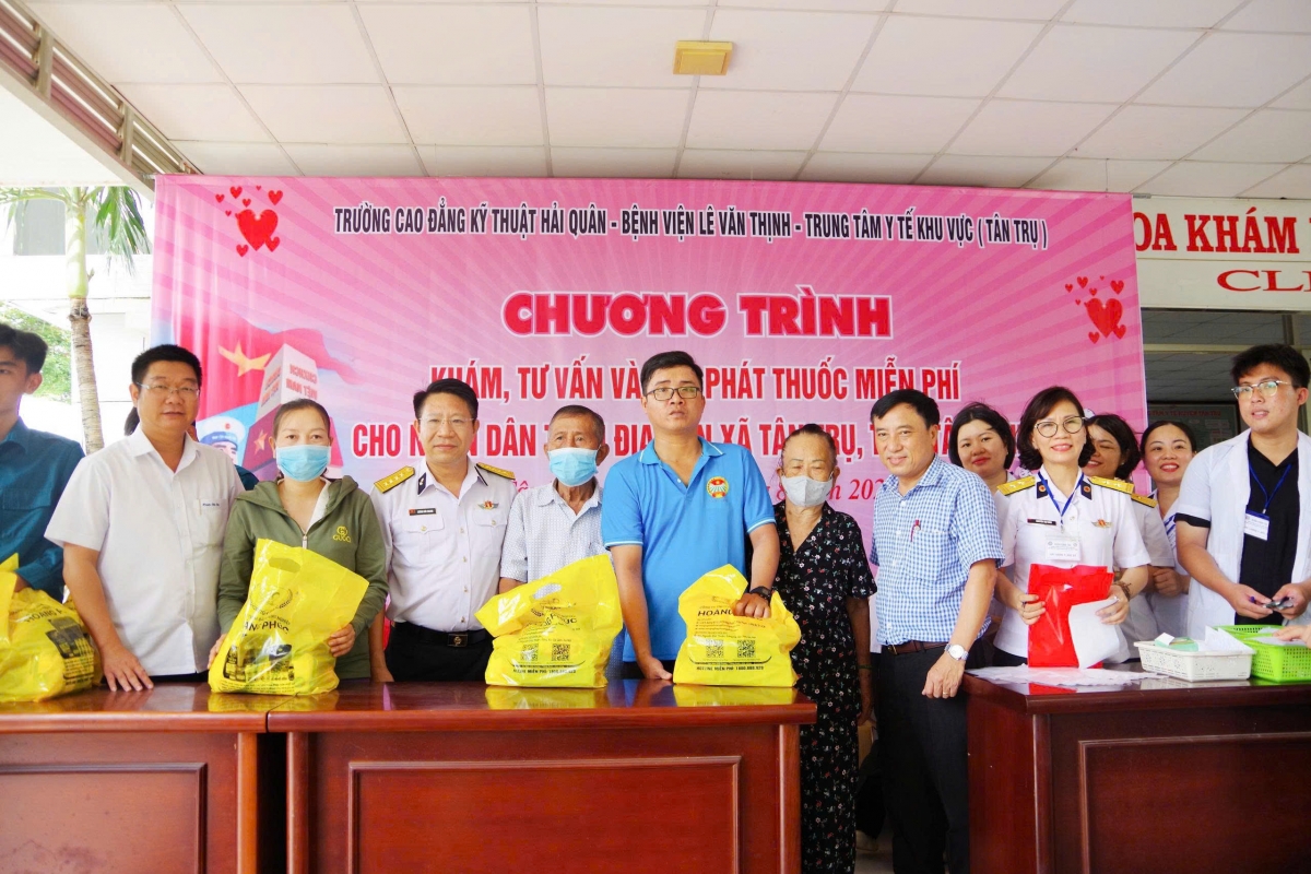 Thủ trưởng Nhà trường cùng lãnh đạo địa phương tặng quà cho bà con.