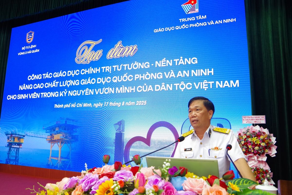Đại tá Lê Hồng Quang, Phó Chủ nhiệm Chính trị Vùng 2 Hải quân phát biểu tại tọa đàm