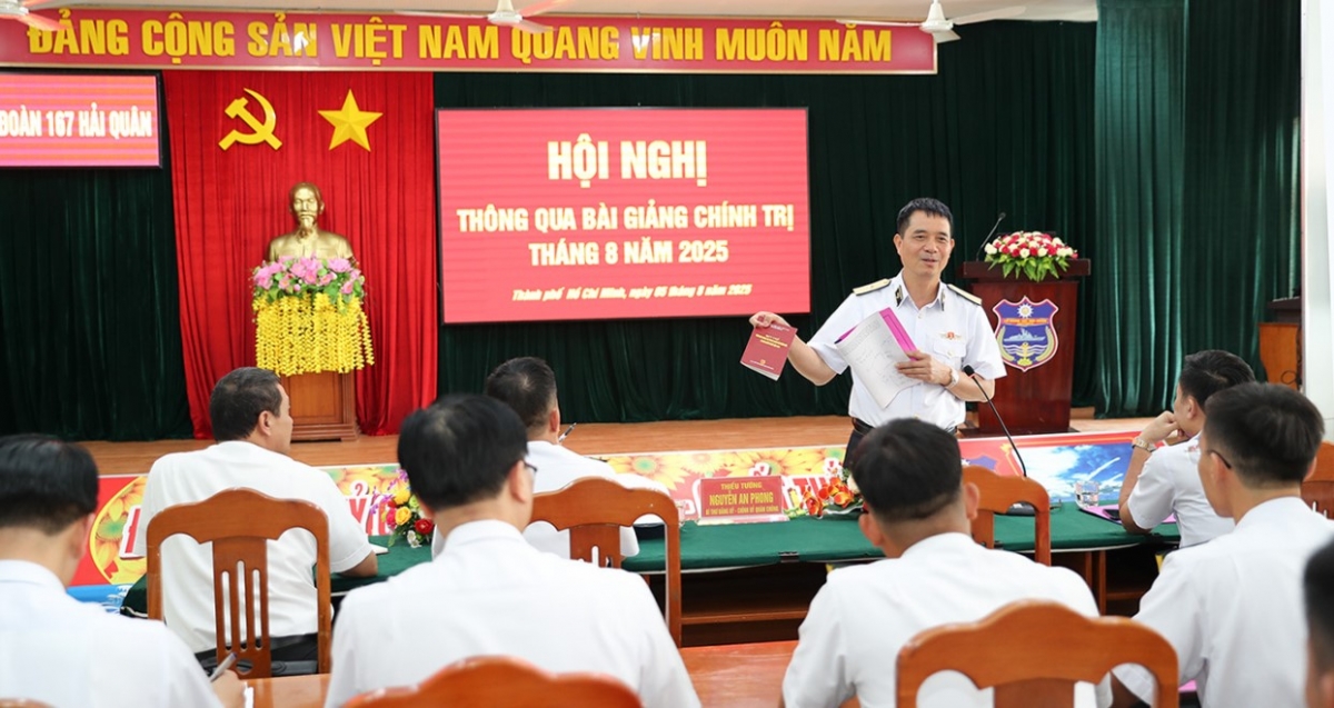 Đoàn kiểm tra dự thông qua bài giảng chính trị tại Lữ đoàn 167