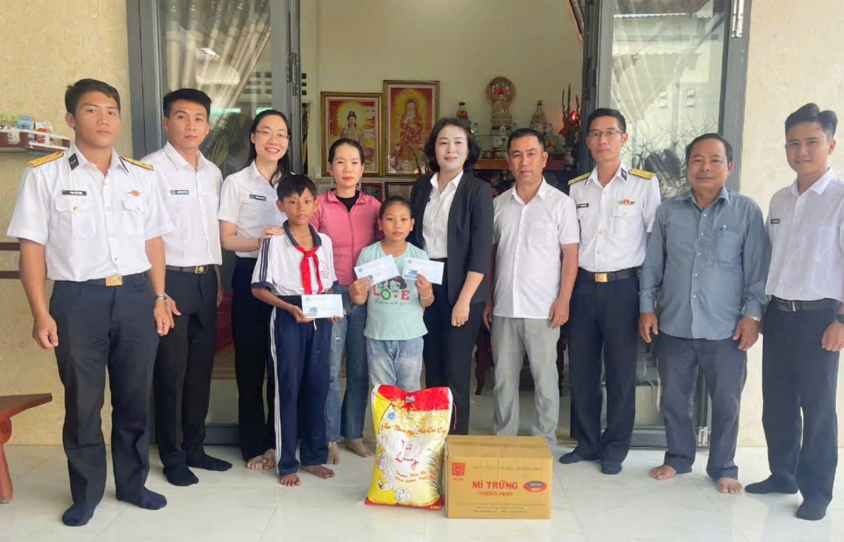 Lữ đoàn 167 tặng quà cho cháu Lê Triệu Tuấn Việt, con ngư dân có hoàn cảnh khó khăn được Lữ đoàn nhận đỡ đầu