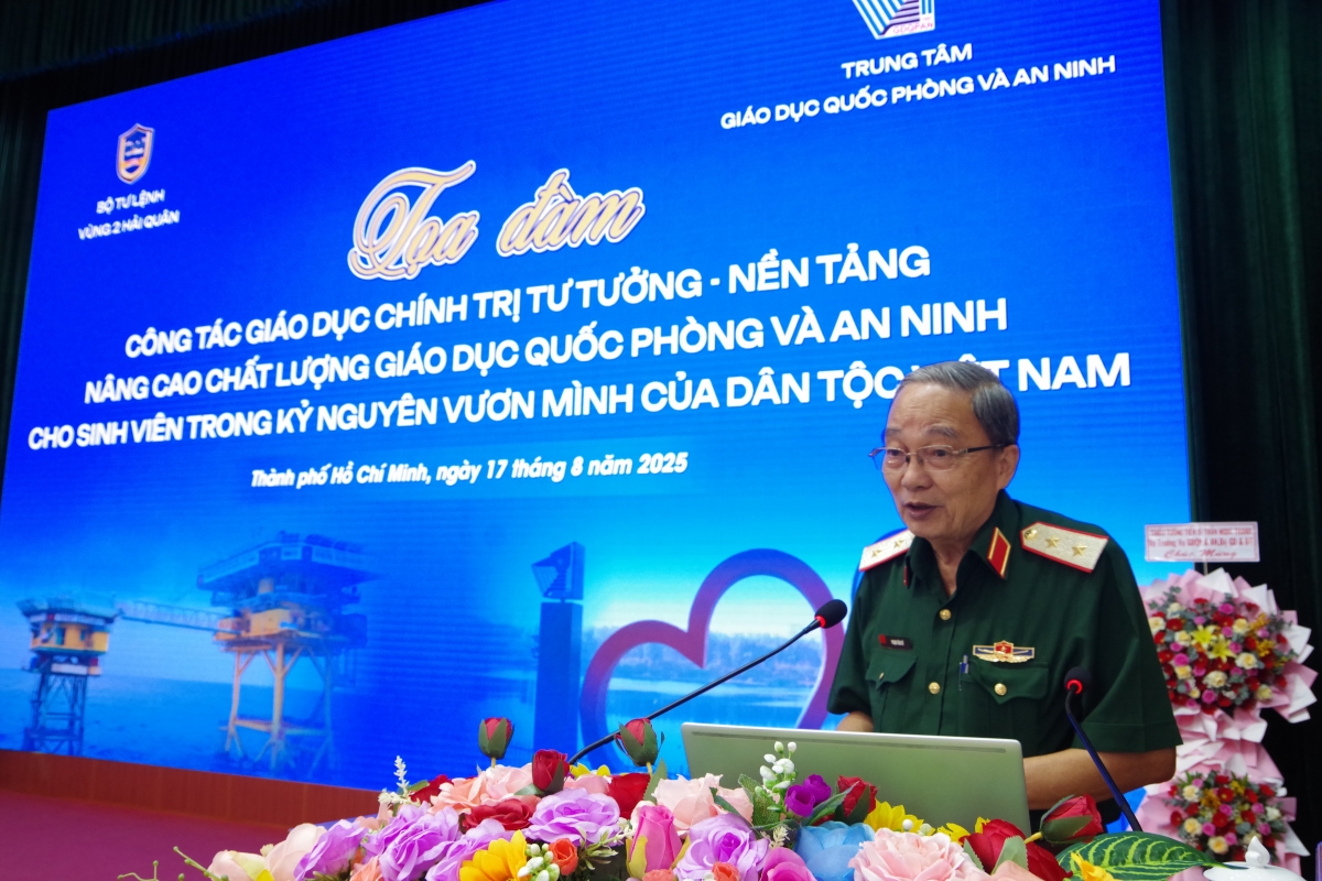 Trung tướng Phạm Văn Dỹ, nguyên Bí thư Đảng ủy, nguyên Chính ủy Quân khu 7 trình bày tham luận
